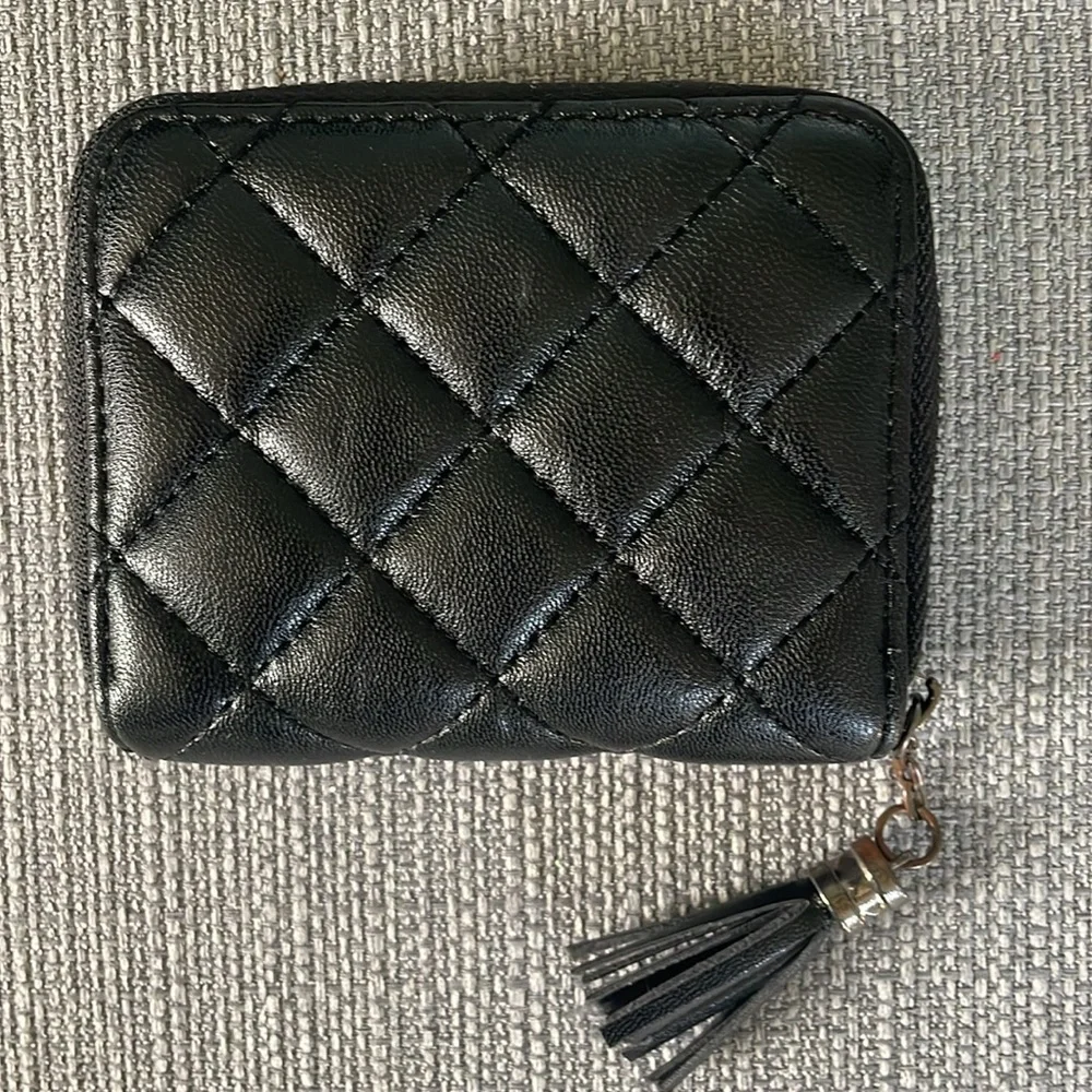 NWOT black wallet. Room for at least 4 cards